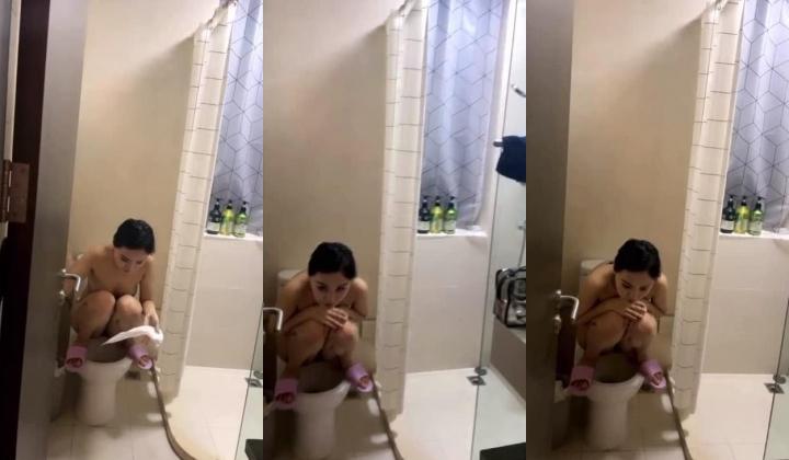 人妻被单男干到想尿尿，上完厕所继续回来坐骑单男，骚婊子 享受的表情！