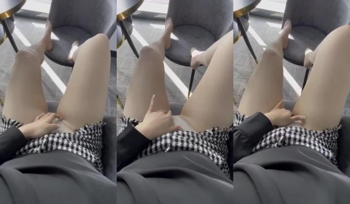 对话粗口淫荡，鬼哭神嚎尖叫不停，很能叫的淫荡母狗肥臀眼镜御姐YH2168私拍，绿帽癖男友找坚挺变