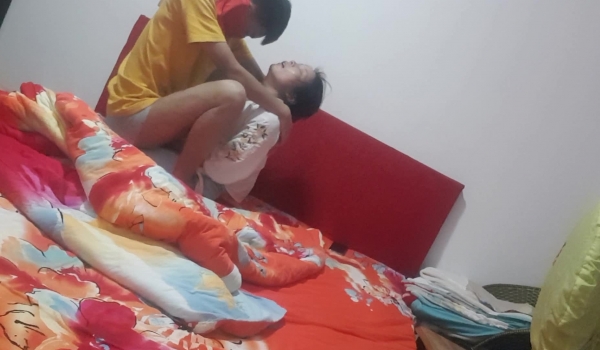 【迷奸恋母】暑假恋母癖大三学生家中下药迷玩自己妈妈翻眼足交颜射