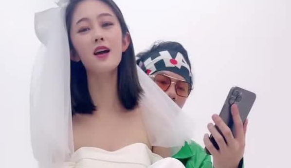 绿奴第一视角 来自新婚妻子与奸夫的调教，极品美妻穿婚纱装与奸夫在你面前做爱并调教你！
