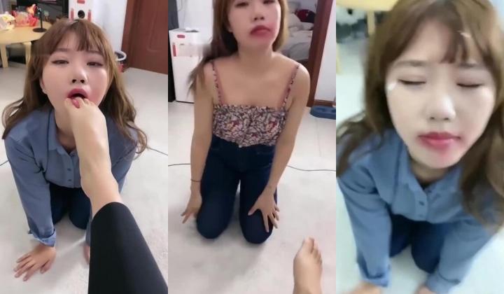 【重磅推荐】近距离拍摄S女王调教同性女奴，口水唾液分泌拉丝让女奴吞食得一滴不剩