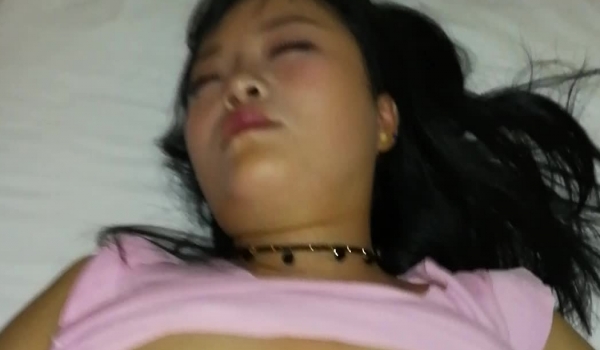 下药迷翻单位新来的美女实习生 ️穿上肉丝好好玩她的小嫩B
