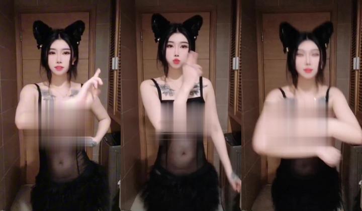 高颜值符文美女【夕夕大可爱xxdki33】付费福利，钱到位秒变金主的小母狗，口交啪啪双飞