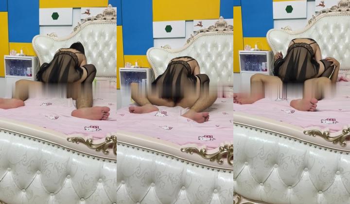 天生萝莉体，超级媚黑COS美少女【冰凌紫萱】，车震打桩女上无套内射，小母狗太骚
