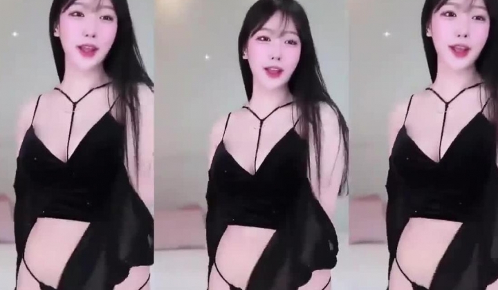 韩国美女主播思密达，露奶性感热舞，笑起来甜美，随音乐摆弄，跳完舞诱惑一番，圆润美臀