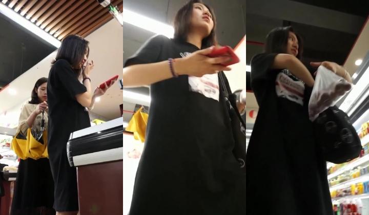 商场露脸抄底超清纯买菜,居然没穿裤衩子,估计是被妈妈临时叫买东西的