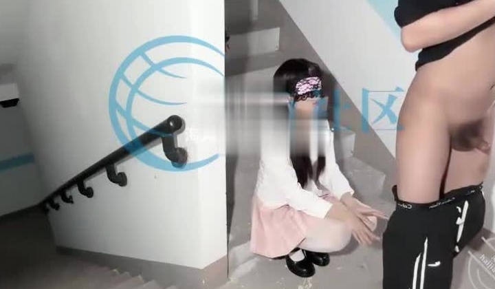 继父继女乱伦大神【我是奶气草莓】，带女儿去楼梯口野战被楼上女邻居看到
