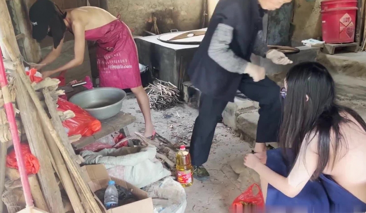 天花板露出狂人御姐【cikaimoon】无视路人，全裸下乡闲逛，露点给独居老人做饭