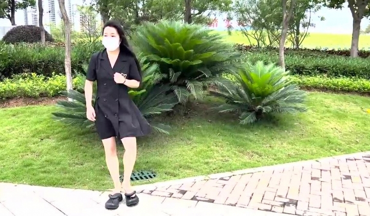 天花板露出狂人御姐【cikaimoon】无视路人，大白天进村全裸勾引，放牛大叔望眼欲穿啊