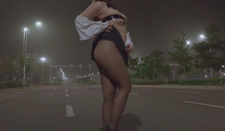 性感美乳极品女神『美羽miu』公路露出，怕被人看到 又希望被人看到，随时被发现 紧张刺激小心脏砰