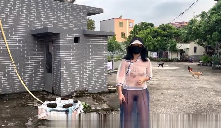 天花板露出狂人御姐【cikaimoon】无视路人，大白天进村全裸勾引，放牛大叔望眼欲穿啊