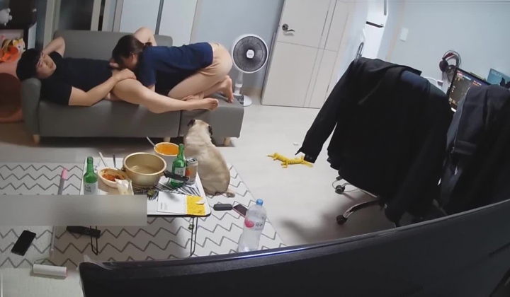 破解摄像头真实偷拍，男生趁女友睡着后操了她的闺蜜，女友经常在他打游戏的时候勾引他做爱