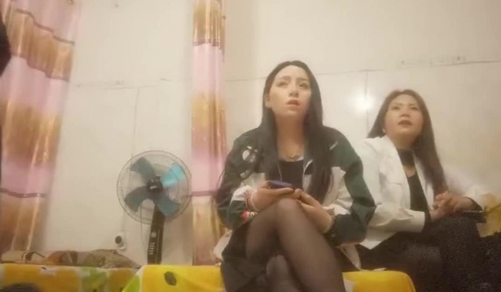 漂亮轻熟女 关起 怕啥被谁看见 快过来干逼逼 身材苗条 手机打着灯操逼 貌似老熟人被无套输出 内