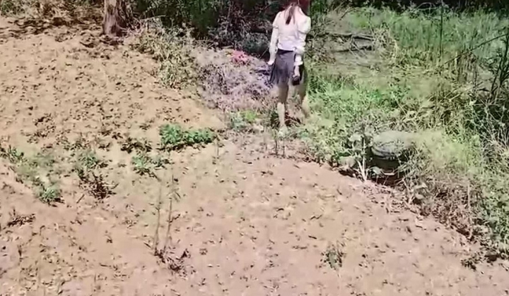 户外兄妹乱伦 ️带妹妹去山上挖野菜结果妹妹上次玩野战上瘾看着没人妹妹迫不及待想让哥哥操她
