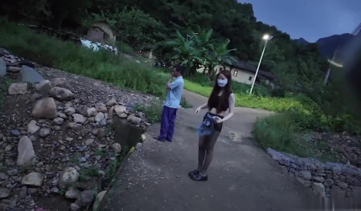 天花板露出狂人御姐【cikaimoon】无视路人，全裸下乡闲逛，露点给独居老人做饭