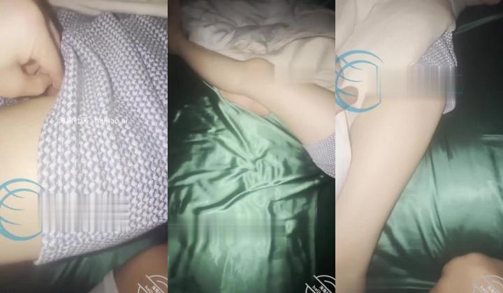乱伦大神【39岁大屁股妈妈 30岁堂姐】钻石贴，趁堂姐熟睡第一次偷拍到了堂姐的骚逼传说中的包子逼