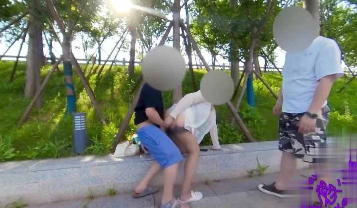 硬核户外真实勾引骚女【性感小猫咪】，我和两个男人在人行道上做爱，被人看见了