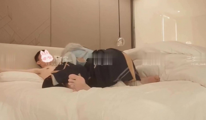 顶级绿帽淫妻，【三岁小宝宝】，SVIP付费视频，极品小少妇，喜欢大学生单男来操，超刺激