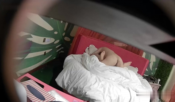乐橙酒店精品近景视角夜场美女凌晨被有钱人操两位不同美女1号美女身材苗条冷艳型2号美女韩范性感大奶