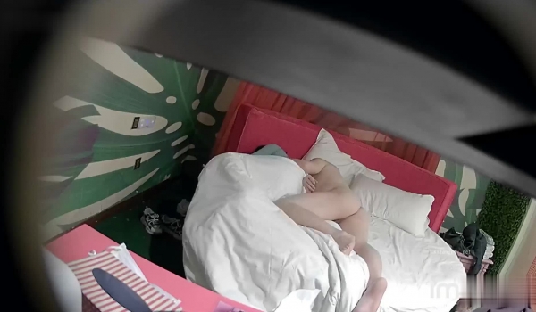 《乐橙云真实泄密》家外包养小三，四眼胖领导开房约炮单位性感白嫩美女同事，骚女特别会叫被干的叫爸爸