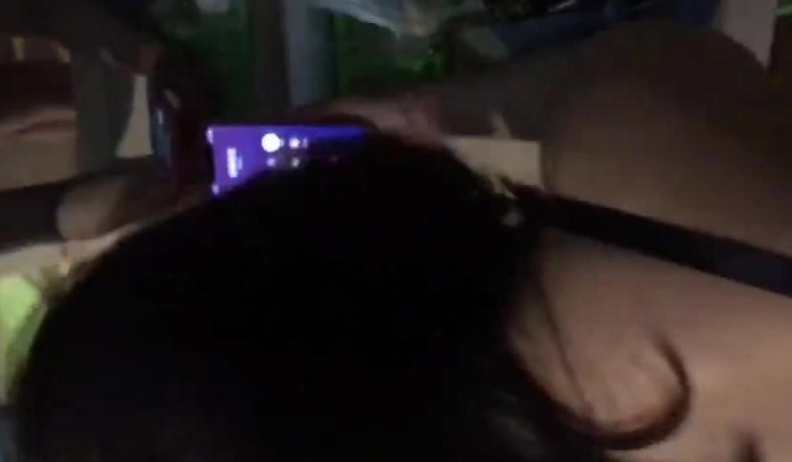 只有骚逼才会有的行为，刺不刺激，做爱给姐姐打电话，还讨论起北京的疫情来了，呻吟着回答姐姐的问题！