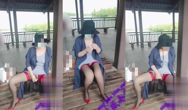 全网狂人，硬核户外真实勾引骚女【性感小猫咪】，在电影院勾引旁边的男人去楼道做爱