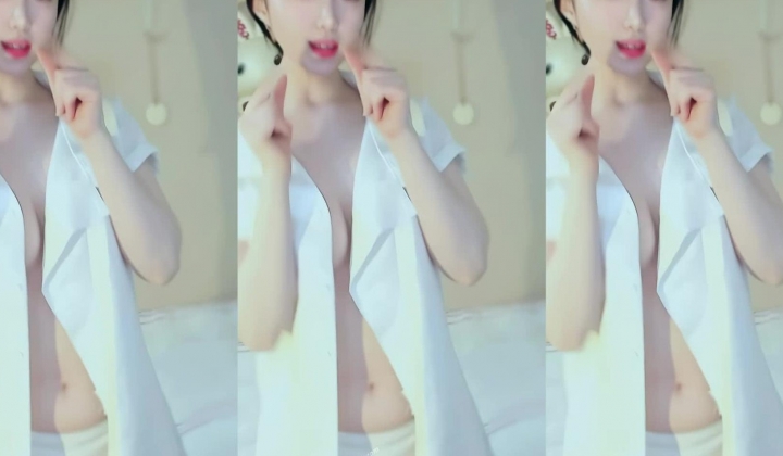 精品裸舞，C杯天然美乳女神【白雪】经典护士装裸舞，画风温暖诱人，高清三联屏