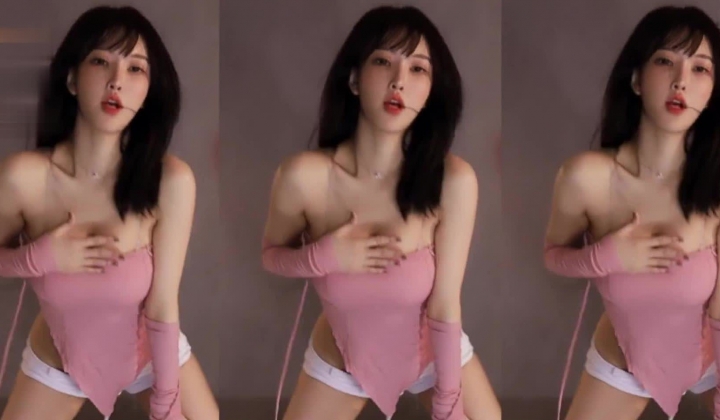 【斗鱼现役网红主播 南妹儿】女神的颤抖 整个奶子都要抖出来了 热舞走光被封合集