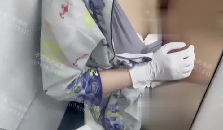 空姐性感女神『不爱飞的海燕』航班刚落地就被土豪金主带到酒店，下班衣服都没有换直接开操