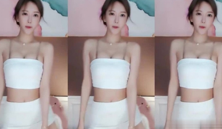 【斗鱼现役网红主播 南妹儿】女神的颤抖 整个奶子都要抖出来了 热舞走光被封合集