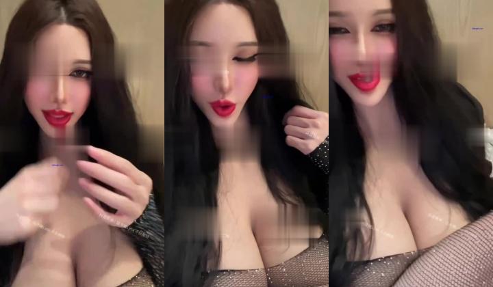 巨乳网黄顶级骚母狗「顾灵曦」露脸线下约啪金主爸爸，怼脸拍摄吃鸡做爱，线上一对一