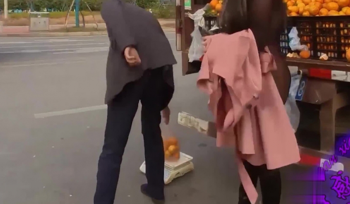 硬核户外真实勾引骚女【性感小猫咪】33G付费，绑在栏杆上被三个男人轮流操