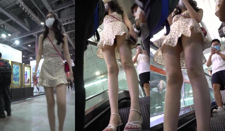 展销会极限抄底碎花裙眼镜小姐姐，身材苗条是个反差婊，因为不穿内裤出门，私密处毛茸茸的