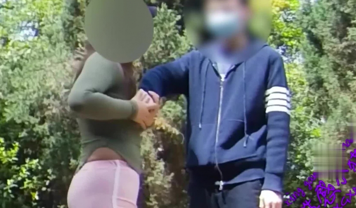 全网狂人硬核户外真实勾引骚女【性感小猫咪】，公园租条小船去湖里做爱岸上人来人往