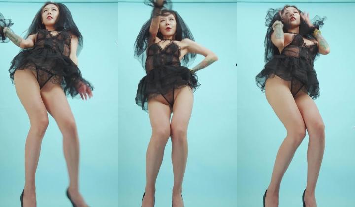 艺舞吧，高颜刺青女神【乐乐】大尺度定制，露三点性感透视裸舞