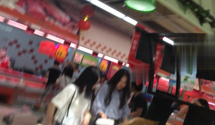 《大神魔手 极品CD》超市地铁贴身TP各种气质漂亮小姐姐的性感裙内不穿内裤露B丁字裤夹屁沟在我们