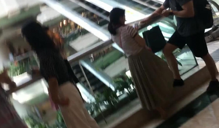 《大神魔手 极品CD》超市地铁贴身TP各种气质漂亮小姐姐的性感裙内不穿内裤露B丁字裤夹屁沟在我们