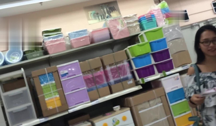 《大神魔手 极品CD》超市地铁贴身TP各种气质漂亮小姐姐的性感裙内不穿内裤露B丁字裤夹屁沟在我们