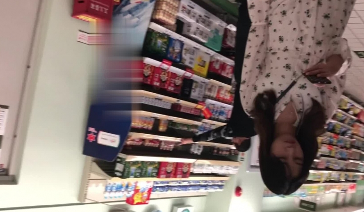 《大神魔手 极品CD》超市地铁贴身TP各种气质漂亮小姐姐的性感裙内不穿内裤露B丁字裤夹屁沟在我们
