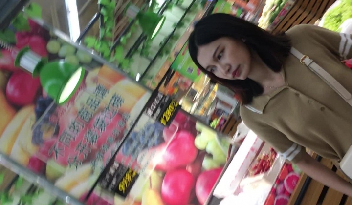 《大神魔手 极品CD》超市地铁贴身TP各种气质漂亮小姐姐的性感裙内不穿内裤露B丁字裤夹屁沟在我们