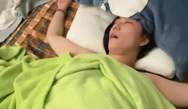 【真实重磅】居家下药迷倒健身美女暴力大开腿 被光头哥无情玩弄
