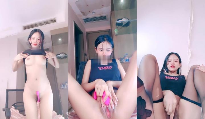 身材颜值都很不错的极品小妹全程露脸大秀直播，跳蛋塞逼里抽插搅拌淫水多多浪叫不止，淫声荡语不断精彩刺激