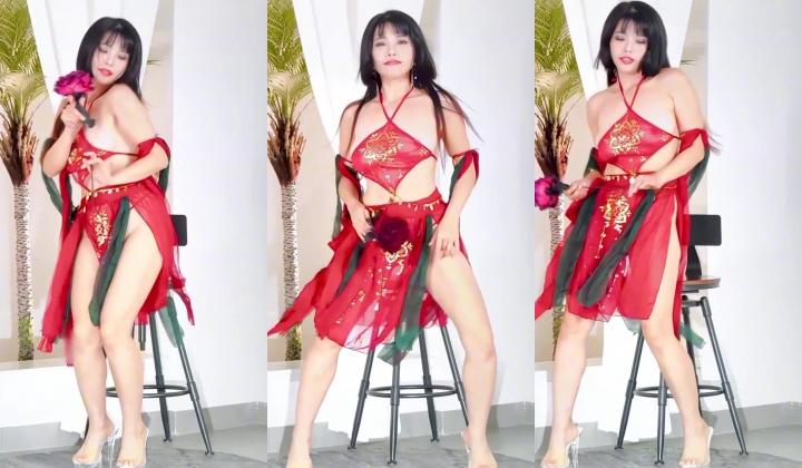 【花漾舞团】性感丰满乳神『丹丹』透视律动甩大奶很是风韵迷人三角度