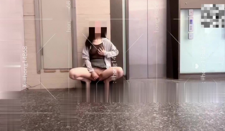 28万粉反差女医生【hong14868】最新门槛福利，炮机自慰，各种室外露出性爱，被路人撞见社死
