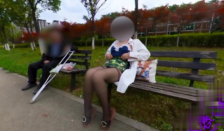 硬核户外真实勾引骚女【性感小猫咪】，性感少妇露出自慰勾引瘸腿老头，这样够反差吗？