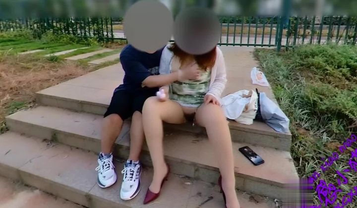 ️最新全网狂人硬核户外真实勾引骚女【性感小猫咪】，勾引一个大学生在野外做爱，并直播给老公看