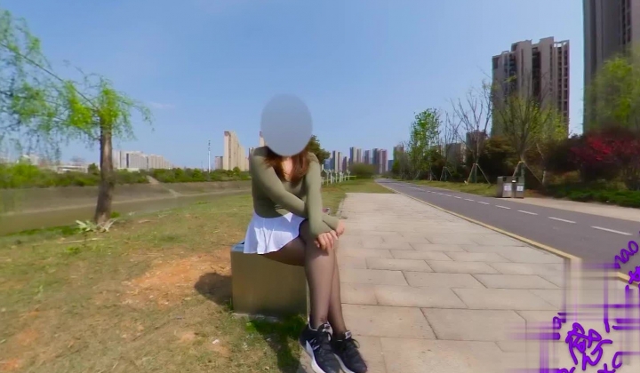 ️最新全网狂人硬核户外真实勾引骚女【性感小猫咪】，勾引一个大学生在野外做爱，并直播给老公看