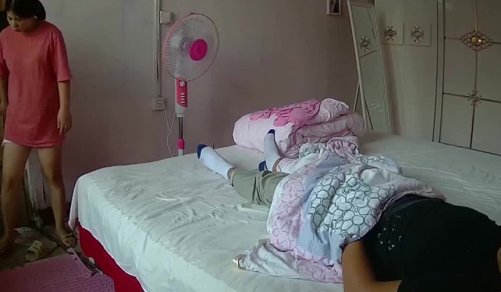 家庭摄像头破解偷拍，恩爱夫妻日常真实性生活，骚妻主动掏老公肉棒，如愿以偿脱光开肏，无套内射，事后