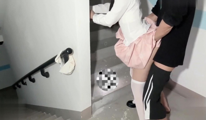 父女乱伦剧情 禽兽父亲和女儿在楼道寻刺激野战突然楼道门被打开漏出一个头吓得两人没穿裤子就跑了