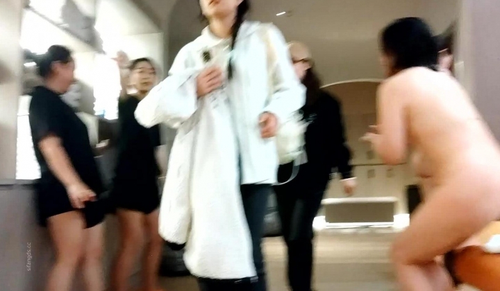 温泉酒店女宾换衣室真实偷拍，白花花的肉体一丝不挂，大奶大屁股美少妇脱光后还是无毛逼，瞬间上头